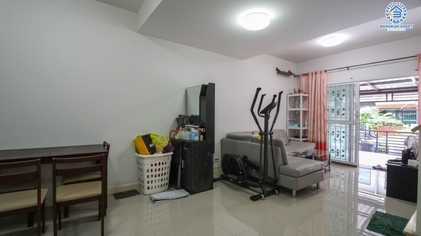 *****ทาวน์เฮ้าส์มือสองย่านกรุงเทพมหานคร ม.เดอะคอนเนค ดอนเมือง-เทิดราชัน บนเนื้อที่ 18.7 ตร.ว. ฟังก์ชัน 3 ห้องนอน 2 ห้องน้ำ 1 ที่จอดรถ บ้านสวย ทำเลดี เดินทางสะดวก ใกล้ ม.รังสิต, รถไฟฟ้าสายสีแดง "สถานีดอนเมือง" และทางด่วนศรีสมาน จองด่วนเลย!